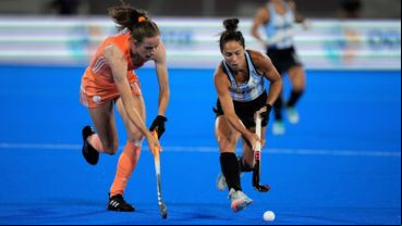 Rocío Sánchez disputa la bola ante la holandesa Felice Albers.