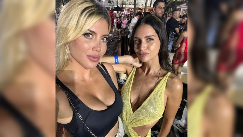 Wanda y Zaira Nara en Ibiza. 