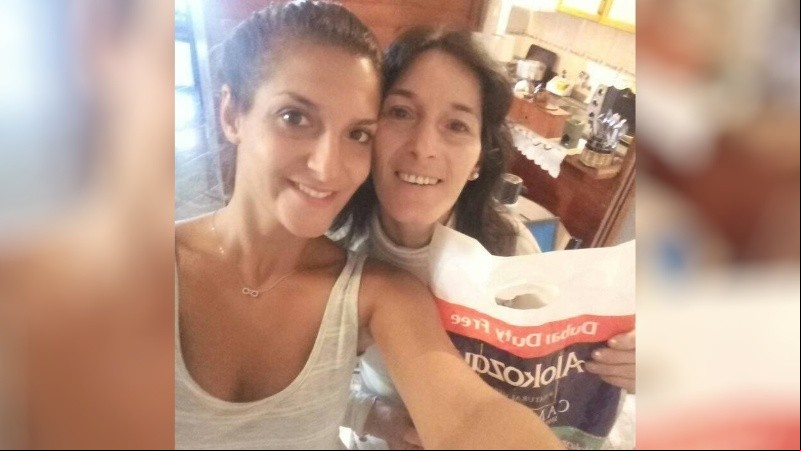 Virginia (izquierda) fue herida de bala mientras iba a tomar el colectivo y su madre (derecha) falleció tras recibir varios tiros.