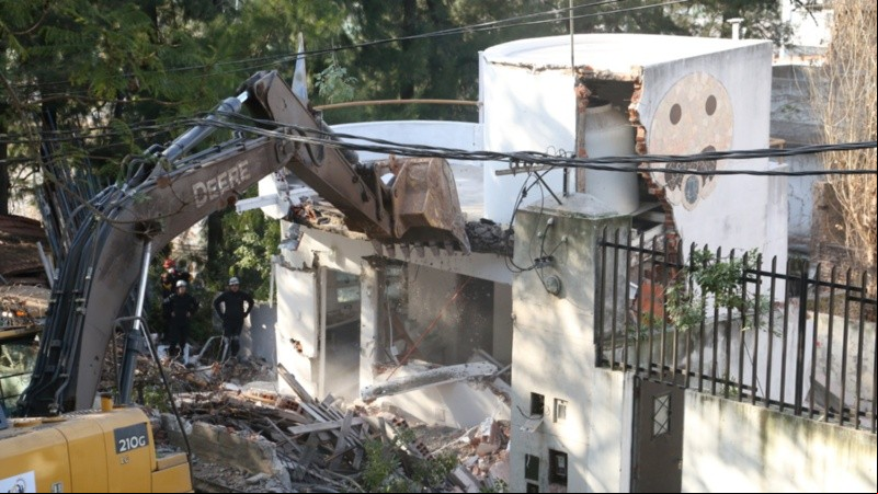Así lograban derrumbar lo que quedaba en pie de la casa. 