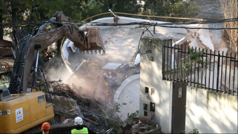 Así lograban derrumbar lo que quedaba en pie de la casa. 