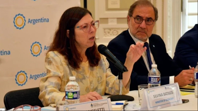 La ministra de Economía, Silvina Batakis, en la reunión con representantes de bancos en Washington.