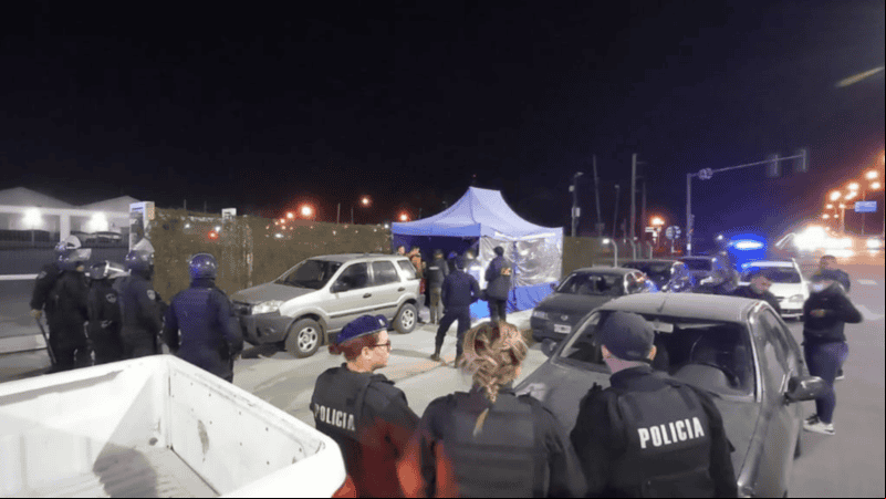 Los agentes trabajaron en el lugar para desbloquear el 