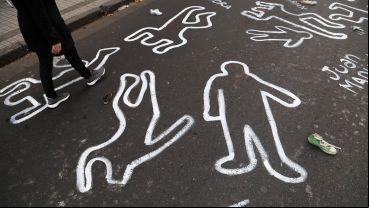 Familiares de víctimas de la inseguridad realizaron una intervención frente a Gobernación este jueves por la mañana.