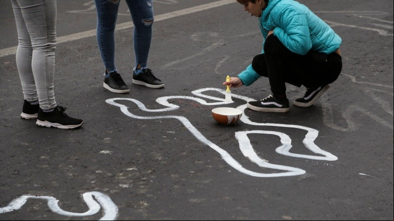 Familiares de víctimas de la inseguridad realizaron una intervención frente a Gobernación este jueves por la mañana.