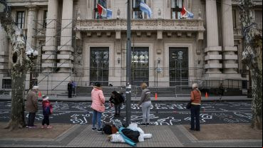 Familiares de víctimas de la inseguridad realizaron una intervención frente a Gobernación este jueves por la mañana.