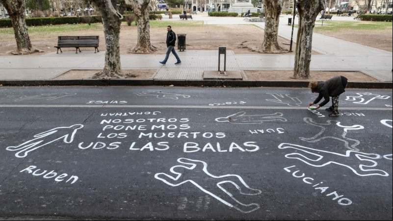 Familiares de víctimas de la inseguridad realizaron una intervención frente a Gobernación este jueves por la mañana.