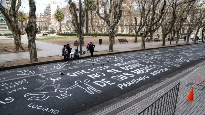 Familiares de víctimas de la inseguridad realizaron una intervención frente a Gobernación este jueves por la mañana.