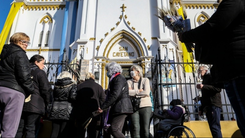Miles de fieles en la iglesia de San Cayetano agradeciendo y pidiendo por trabajo. 