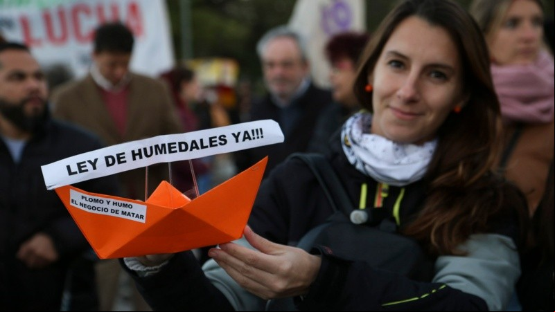 Una multitud en el Monumento se reunió para decir basta a la quema en las islas. 
