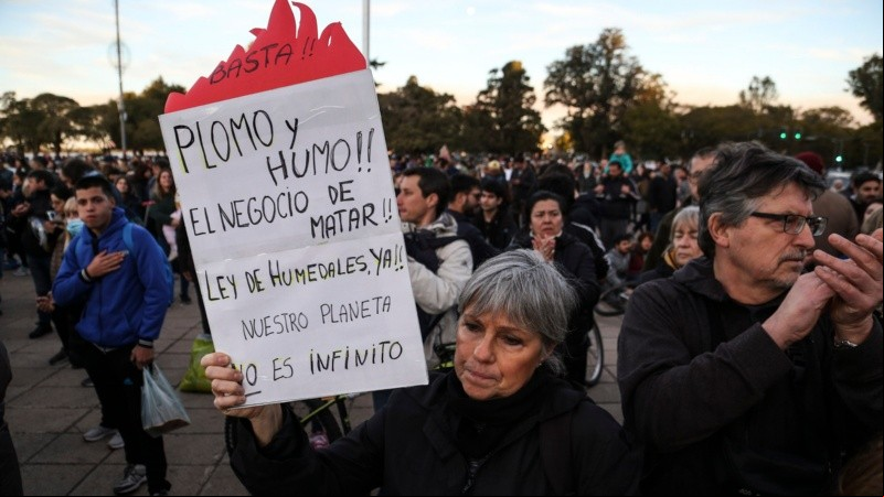 Una multitud en el Monumento se reunió para decir basta a la quema en las islas. 