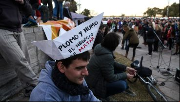 La consigna contra el plomo y el humo fue muy visible en la concentración en el Monumento.