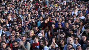 Una multitud se hizo presente en la explanada del CEC junto al río.