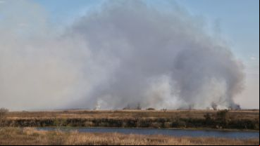 Las densas columnas de humo de los incendios cerca del puente a Victoria.