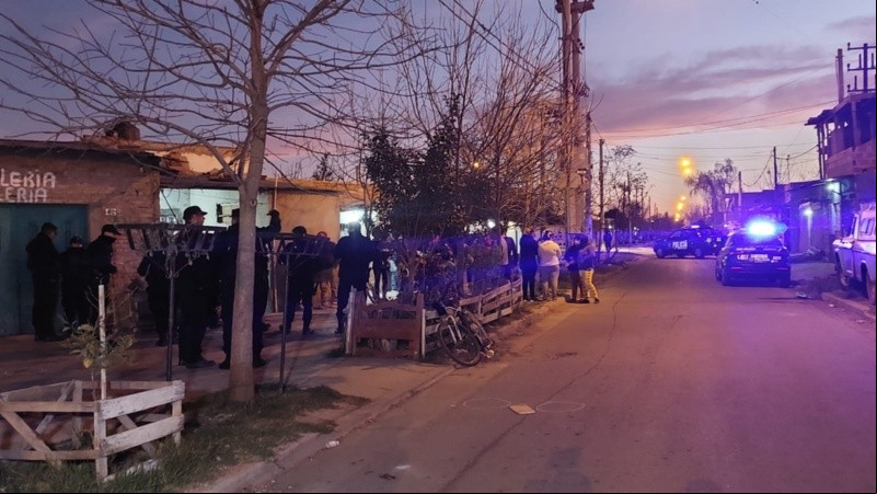 La mujer de 63 fue atacada mientras tomaba mates con su pareja.
