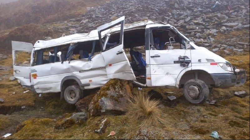 Así quedó el minibús blanco que llevaba a 19 turistas de regreso a la ciudad de Cusco.