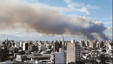 El humo en Rosario tuvo picos de contaminación 18 veces más alto que el límite mundial.