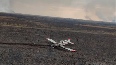 El avión luego del aterrizaje de de emergencia, en medio de un paisaje que parece de película