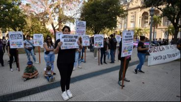La audiencia fue acompañada en la puerta de los tribunales santafesinos por militantes del colectivo trans y familiares de la víctima.