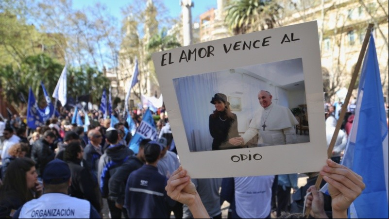 La movilización en Rosario para repudiar el intento de magnicidio contra Cristina Kirchner.