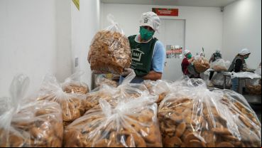 Los voluntarios en plena tarea de clasificación de los alimentos.