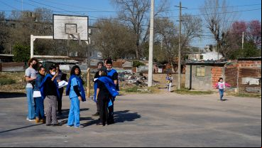 Equipos interdisciplinarios salen a recorrer el barrio.