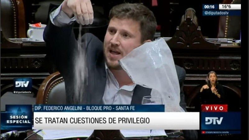 El momento en el que el diputado arrojó cenizas sobre su banca.