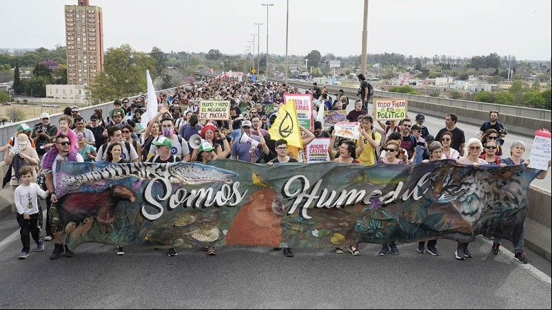 El sábado hubo más de 10 mil personas en el puente Rosario-Victoria.