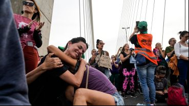 Miles de personas marcharon hacia el puente Rosario Victoria para decirle basta a las quemas en las islas.