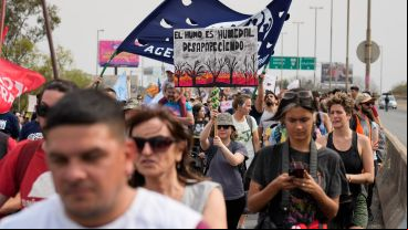 Miles de personas marcharon hacia el puente Rosario Victoria para decirle basta a las quemas en las islas.