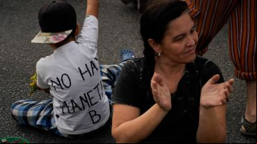 Miles de personas marcharon hacia el puente Rosario Victoria para decirle basta a las quemas en las islas.