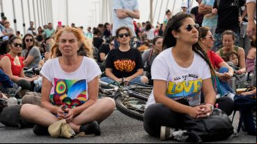 Miles de personas marcharon hacia el puente Rosario Victoria para decirle basta a las quemas en las islas.
