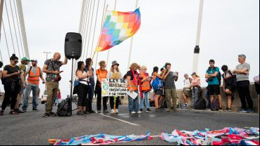 Miles de personas marcharon hacia el puente Rosario Victoria para decirle basta a las quemas en las islas.