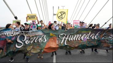 Miles de personas marcharon hacia el puente Rosario Victoria para decirle basta a las quemas en las islas.