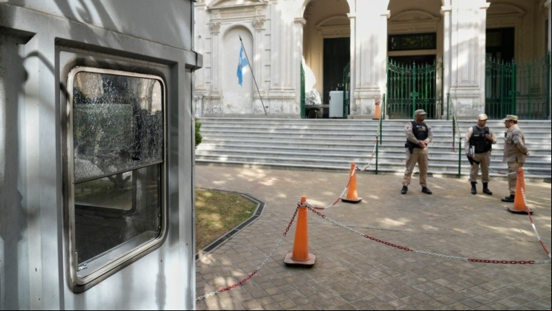 El disparo atravesó los vidrios laterales de la garita de seguridad.
