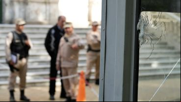El disparo atravesó los vidrios laterales de la garita de seguridad.