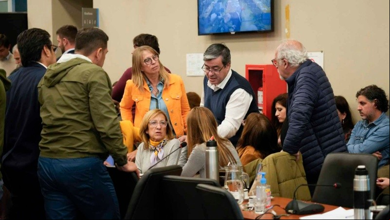 Germán Martínez, como presidente del bloque oficialista, firmó la postergación del debate.