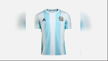 El estuche con la camiseta conmemorativa del campeón de 1986 ya se vende en el sitio oficial de Le Coq Sportif