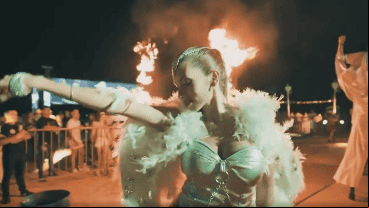 Una de las fiestas en los paradores que están sobre un humedal protegido.