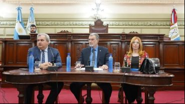 Rimoldi y Ana Morel, en la Legislatura junto al presidente de Diputados, Pablo Farías.