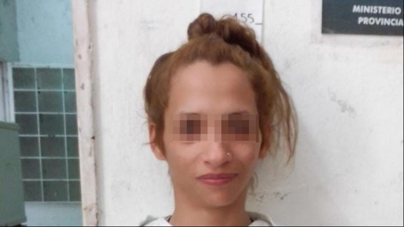 La mujer fue indagada por transporte de droga y quedó detenida.