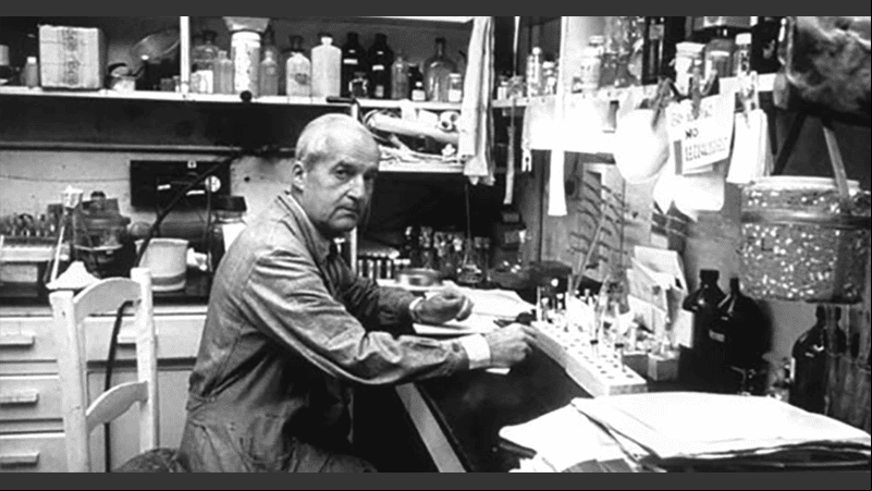 Luis Leloir, en el humilde laboratorio en el que realizó sus investigaciones.