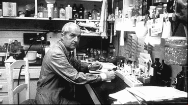 Luis Leloir, en el humilde laboratorio en el que realizó sus investigaciones.