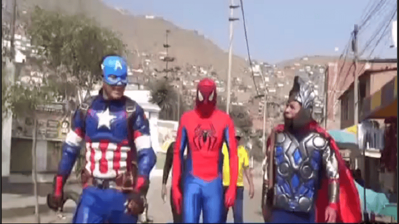 Disfrazados del Capitán América, Spiderman y Thor, las fuerzas policiales peruanas entraron a la casa de una banda criminal.