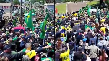 Polémico gesto durante el himno cantado en la manifestación.