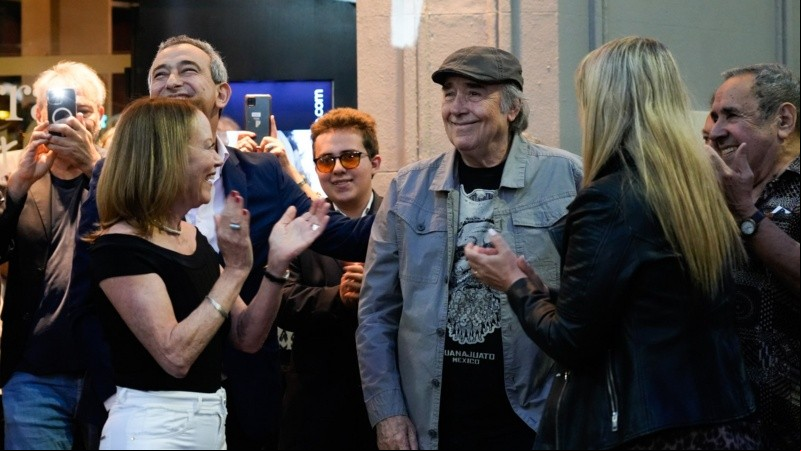 Serrat estuvo presente este viernes por la noche en la esquina del bar El Cairo.