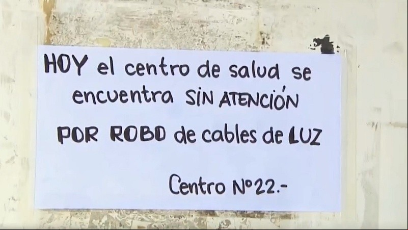 El cartel que pegaron frente al centro de salud.