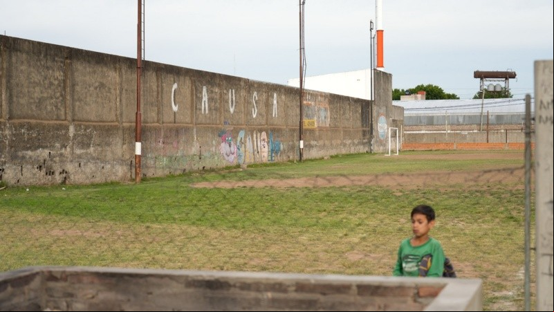 Pegada a la escuela, está la cancha del club recuperado 27 de Febrero.