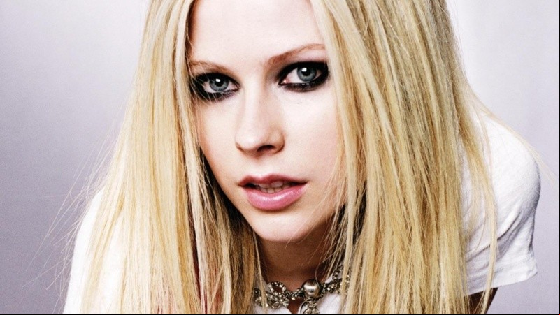 La cantante canadiense Avril Lavigne fue una de las referentes en cabello y maquillaje a comienzos del 2000