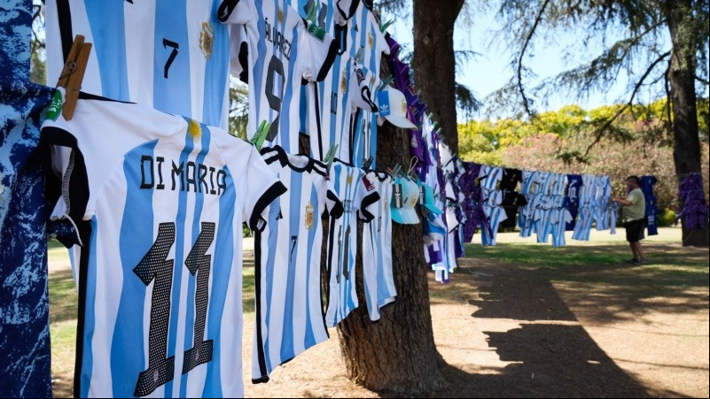 Un puesto de ventas de camisetas tiñen de celeste y blanco el Parque Independencia. 